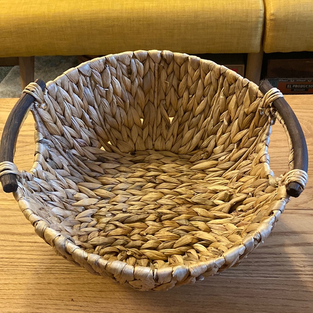 Hand-woven seagrass basket with wooden handles in EUC.